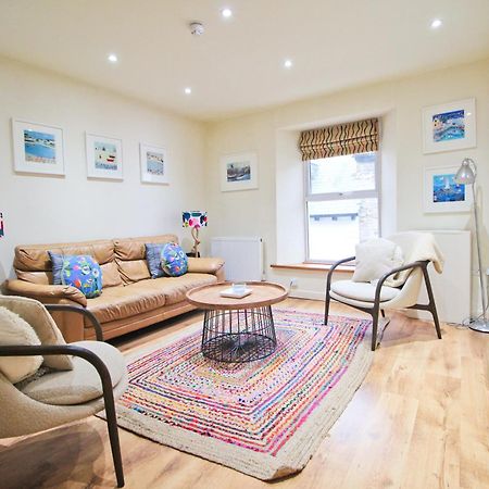 פדסטואו Town Centre Apartment With Parking מראה חיצוני תמונה